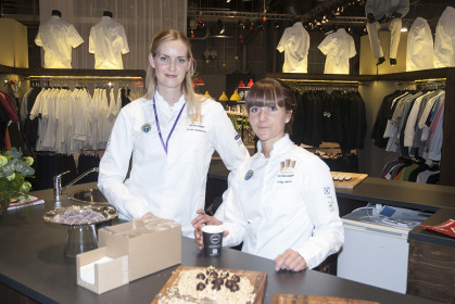 Gastro Nord Annie Hesselstad och Frida Bäck från Svenska kocklandslaget i Segers monter.