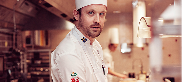 Alexander Sjögren tränar inför Bocuse d’Or i ett specialbyggt kök