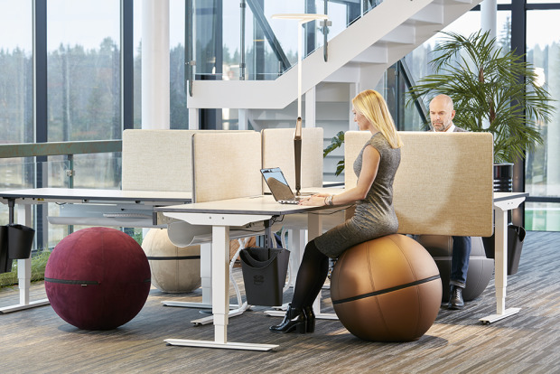 Office Ballz, från bland andra Götessons, ger ett rörligt sittande och är ett bra komplement till kontorsstolen.