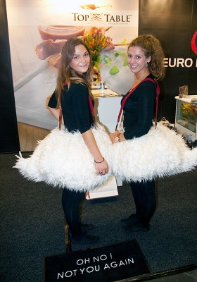 Erika Nilsson och Maria Barmö hade kycklingkjolar på i Euro Poltrys monter,  där de presenterade kyckling i olika former.