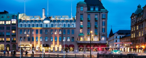 Elite Hotel Savoy är centralt beläget i hjärtat av Malmö, mittemot Centralstationen och med Stortorget runt hörnet. Hotellet är ett av Sveriges äldsta och mest anrika hotell och inrymmer 109 rum och sviter som alla är unika och utrustade med dagens moderna bekvämligheter.