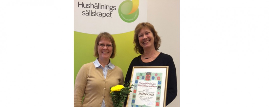 Kostekonom Eva-Lott Blixt och affärsområdeschef Åsa Kullberg tar emot priset för Bästa offentliga kök i Östergötland.