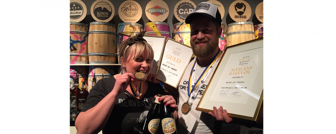 CAP tog hem priset för mässans bästa öl, alla kategorier. Josefine Ljungberg och  Jorgen Larsson  Foto: Niklas Maupoix 