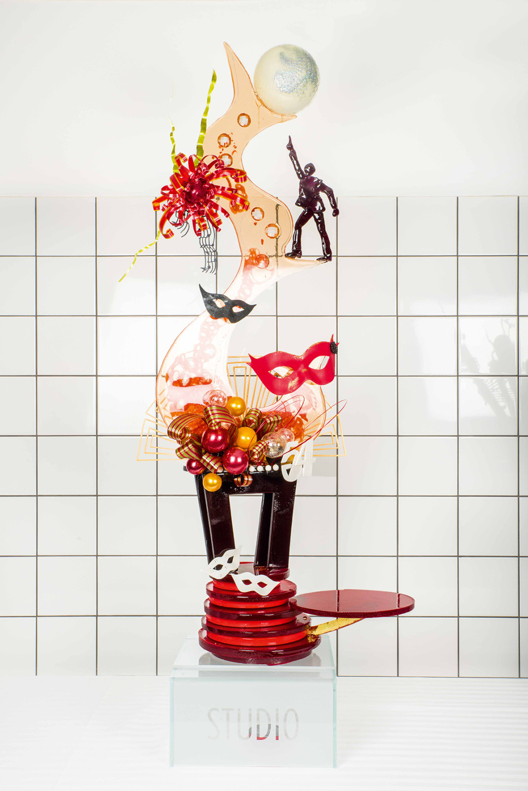 Sockerskulptur gjord på 20 kilo socker; ingången till Studio 54 med ett stigande dansgolv där discokungen och discokulan snurrade runt allt lika högt som chokladskulpturen.
