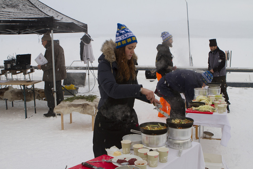 Årets Stormkock genomfördes utomhus vid Tärnaby Fjällhotell och de tävlande kockarna använde klassiska stormkök. Foto: Tärnaby Fjällhotell