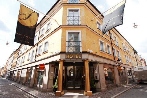 Hotel Mäster Johan ligger nära populära Lilla Torg mitt i Malmö city. 