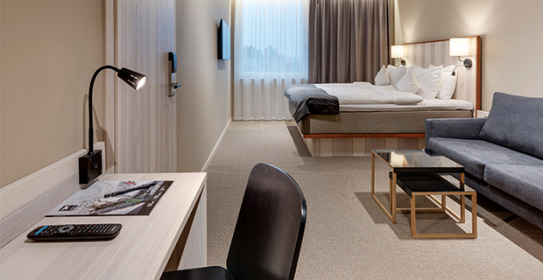 Hotellet har 150 rum, hälften med 160 cm sängar och hälften med 180 cm sängar.