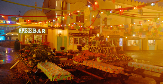 Fast food och caféområdet har dekorerats i mexikansk anda inför Halloween.