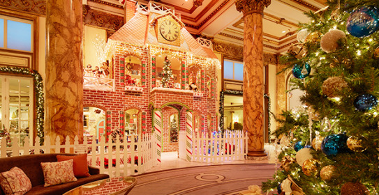 Gigantiskt pepparkakshus i lobbyn på Fairmont San Francisco. Foto: Fairmont Hotels and Resorts