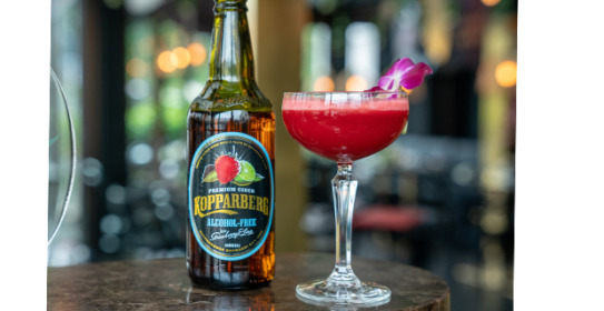 Basen i drinken är Kopparberg Ciders Strawberry & Lime Alkoholfria cider.