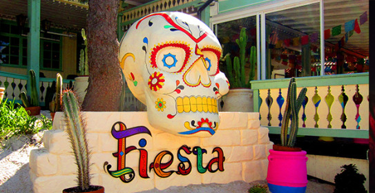 Så här såg  estaurang Fiesta ut under sommaren, nu har de gått all in på den mexikanska högtiden Día de Muertos ”De dödas dag” med färgsprakande dekor och dödskallar..