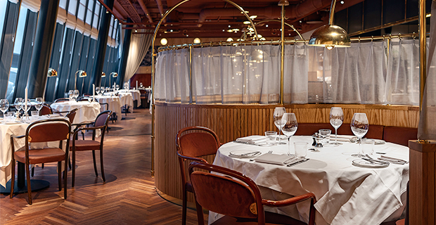 Brasserie Astoria har chambre séparée, bar, matsal och en vinbar.