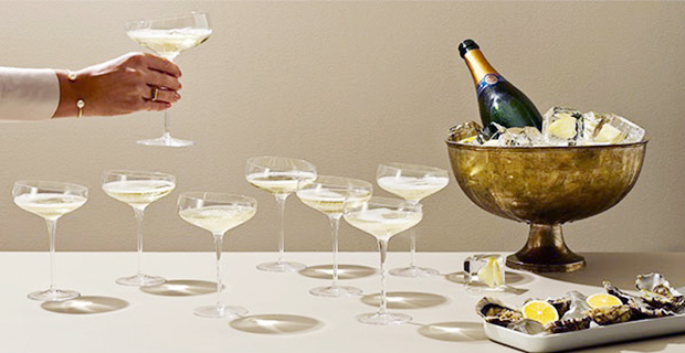 Handblåst Champagne Coupe-glas lyfter bubblorna