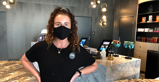 Hotellkedjan börjar med munskydd för anställda