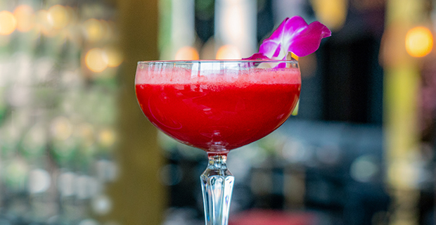 Mocktail med jordgubb, lime, basilika och krasse.
