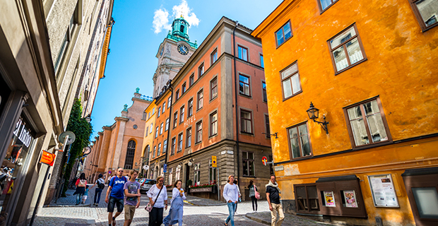 Shopping, hotellövernattningar och upplevelser i Sverige lockar turisterna.