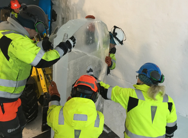 25 ton is och snö har använts i sviten. De största skivorna vägde 350 kilo. Foto: Privat