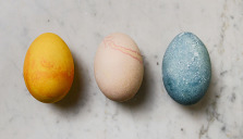 Så här färgar du ägg med naturliga råvaror