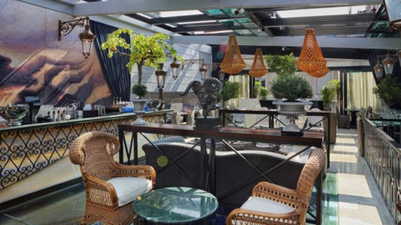 På terrassen, La Terrasse, finns ett skjutbart glastak, där gästerna alltid äter under himlen oberoende av väder. Här finns också Le Grill som varje dag grillar kött- och fiskrätter.