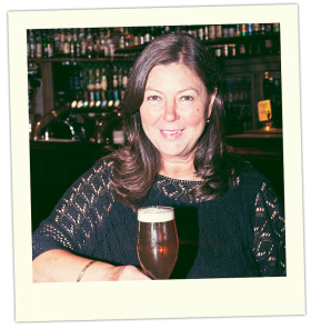 Marianne Wallberg gillar välbryggd och välbalanserad öl. Här testar hon Oppigårds Eldorado på Akkurat i Stockholm. Hon hoppas att ännu fler utländska intresenter får upp ögonen för svensk öl.